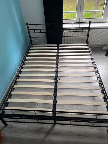 Tweepersoons lattenbodem bedframe 200x140 beschikbaar voor biedingen