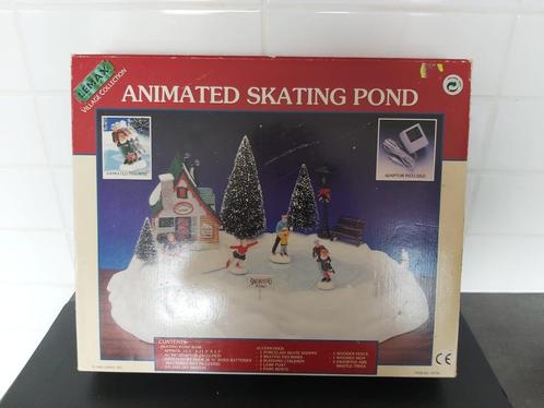 Lemax Schaatsbaan Animated Skating Pond 54106 Kerstdorp, Diversen, Kerst, Zo goed als nieuw, Ophalen of Verzenden