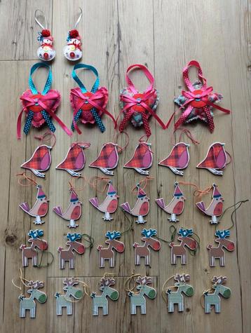 Partij vrolijke, gekleurde kersthangers (hout en stof) beschikbaar voor biedingen