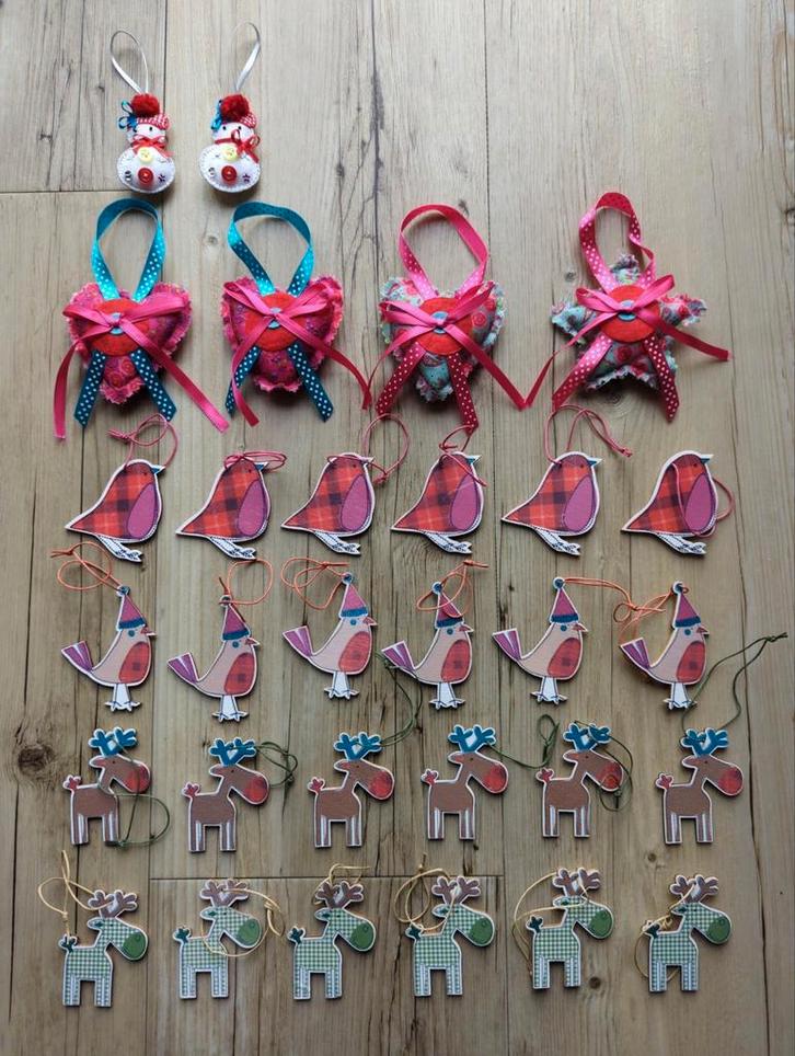 Partij vrolijke, gekleurde kersthangers (hout en stof), Diversen, Kerst, Zo goed als nieuw, Ophalen of Verzenden