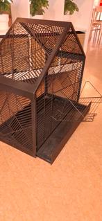 Ruime vogelkooi met decatief traliewerk, Ophalen, Zo goed als nieuw, Metaal, Vogelkooi
