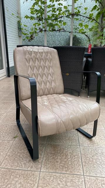 Fauteuil opknapper gratis beschikbaar voor biedingen