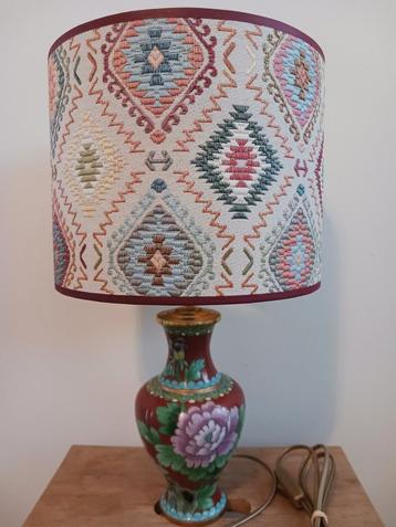 Cloisonné lamp met handgemaakte lampenkap beschikbaar voor biedingen