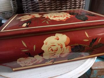 Brocante blik. Rozen beschikbaar voor biedingen