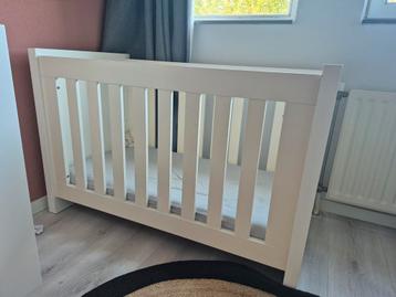 Wit Ledikant te koop, hoog en laag te stellen beschikbaar voor biedingen