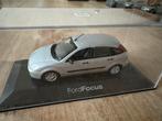MiniChamps 1:43 Ford Focus MK1 zilver - nieuwstaat, Hobby en Vrije tijd, Modelauto's | 1:43, Ophalen of Verzenden, Zo goed als nieuw