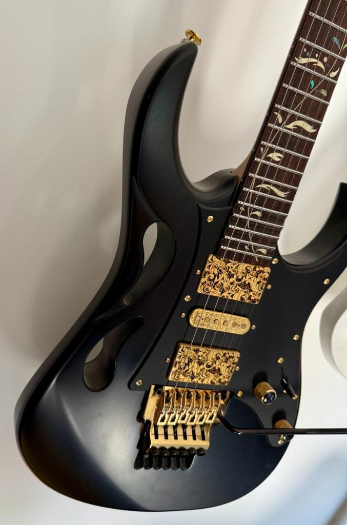 Ibanez PIA3761 Onyx Black Steve Vai signature, Muziek en Instrumenten, Snaarinstrumenten | Gitaren | Elektrisch, Zo goed als nieuw