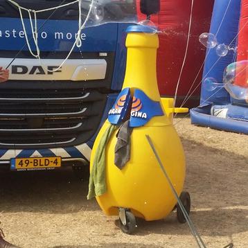 Orangina flesje (op schaal vergroot) beschikbaar voor biedingen