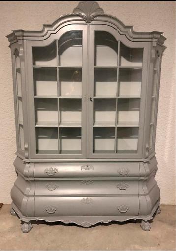 Grote notenhouten buffet/winkelkast beschikbaar voor biedingen