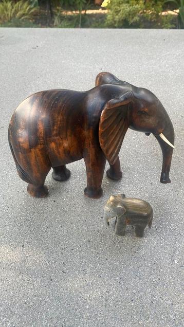 Mooi houten beeldje van een olifant beschikbaar voor biedingen