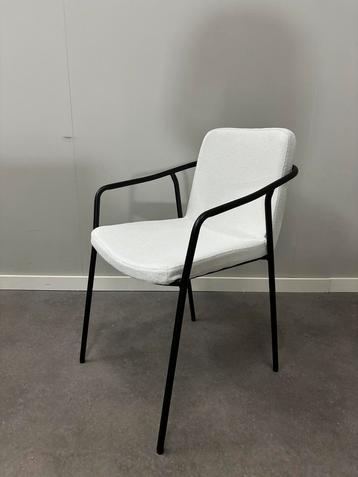 4 NIEUWE eetkamerstoelen in off white kleur en zwart beschikbaar voor biedingen