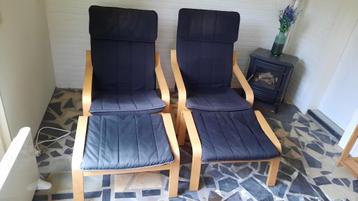 Twee fauteuils Ikea-Poäng met voetenbanken beschikbaar voor biedingen
