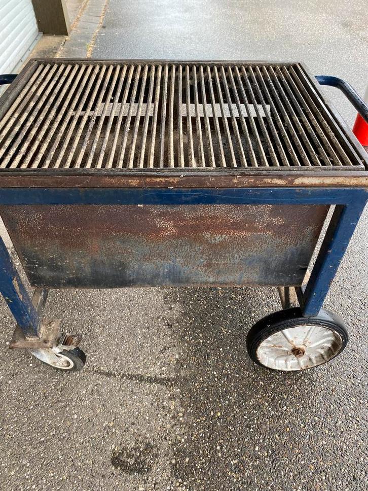 Te koop houtskool kolen bbq zware bbq, Tuin en Terras, Houtskoolbarbecues, Gebruikt, Ophalen