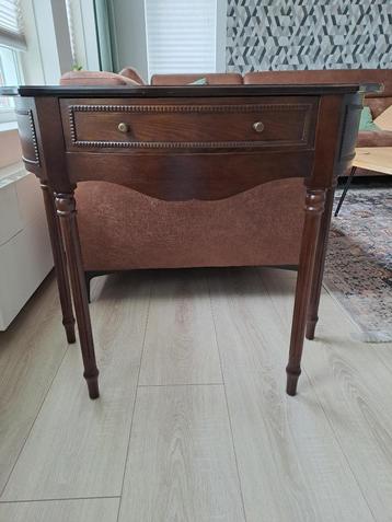 Mooie klassieke muurtafel  beschikbaar voor biedingen