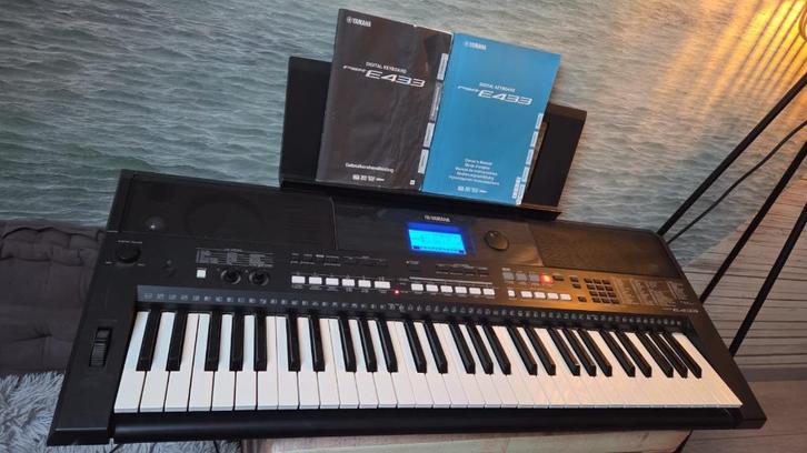 Yamaha Keyboard PSR-E433, Muziek en Instrumenten, Keyboards, Zo goed als nieuw, 61 toetsen, Yamaha, Aanslaggevoelig, Midi-aansluiting
