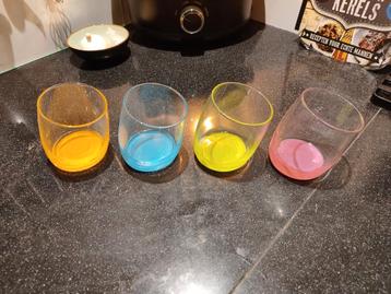 Unieke Schuin Glazen Set - 4 Kleurrijke Glazen beschikbaar voor biedingen