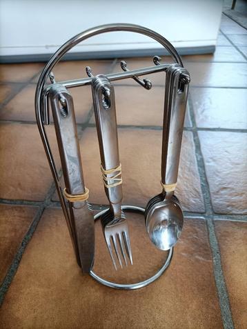 Bestek op houder. 6 messen, 6 vorken, 5 lepels. Voor € 2,-  beschikbaar voor biedingen