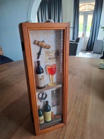 Decoratieve Wijnkast Miniatuur Scène beschikbaar voor biedingen