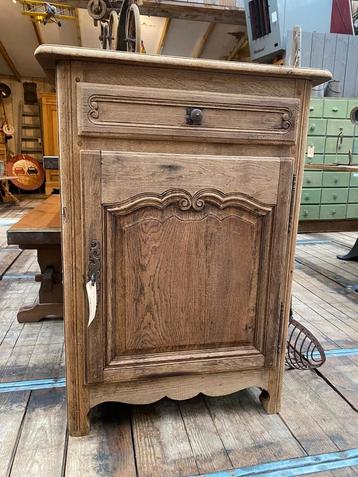 Landelijk boeren eiken kastje  beschikbaar voor biedingen