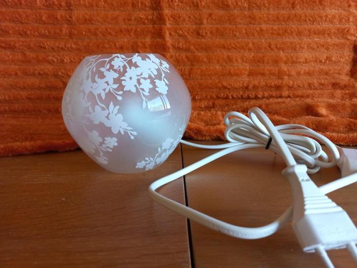 Glazen lampje met witte bloem. Hoogte 12cm., Huis en Inrichting, Lampen | Tafellampen, Zo goed als nieuw, Minder dan 50 cm, Glas