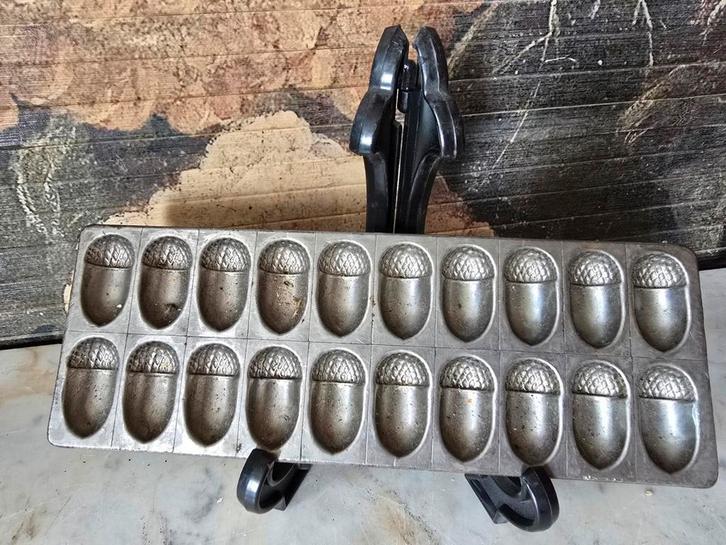 Oude chocolademal eikeltjes eikels, Antiek en Kunst, Antiek | Keukenbenodigdheden, Ophalen of Verzenden