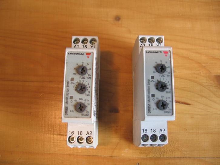 Carlo Gavazzi timer DMB51CM24 tijdrelais., Hobby en Vrije tijd, Elektronica-componenten, Gebruikt, Verzenden
