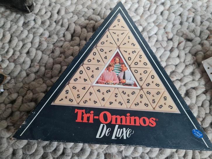 Tri-ominos Deluxe - Leuk familiespel!, Hobby en Vrije tijd, Gezelschapsspellen | Bordspellen, Gebruikt, Drie of vier spelers, Vijf spelers of meer