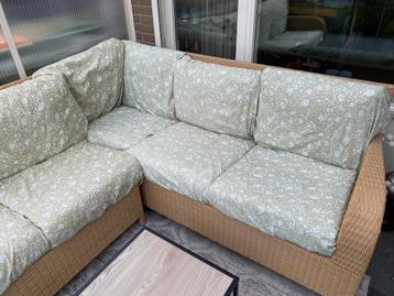 Grote rieten loungeset beschikbaar voor biedingen