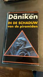 Erich von Daniken - In de schaduw van de piramiden, Ophalen of Verzenden, Gelezen, Erich von Daniken