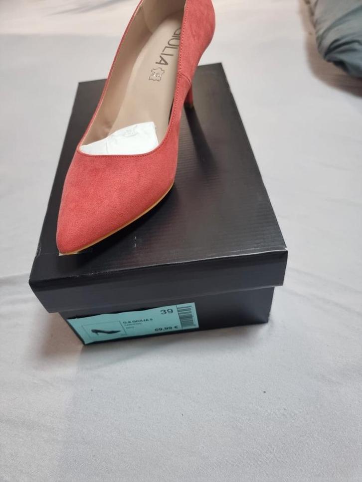 Giulia Suede Pumps - Maat 39 - Nieuw in Doos!, Kleding | Dames, Schoenen, Nieuw, Pumps, Rood, Ophalen of Verzenden