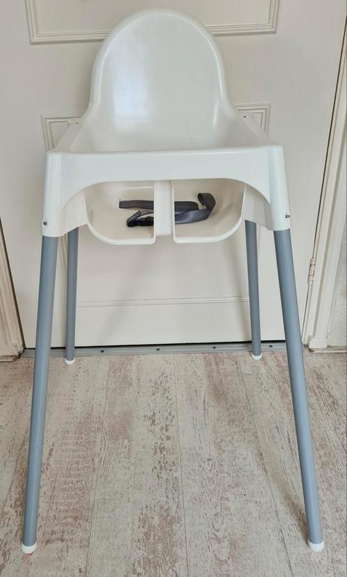 IKEA Kinderstoel, wit met gordel., Kinderen en Baby's, Kinderstoelen, Zo goed als nieuw, Overige typen, Aanschuifbaar, Gordel(s)