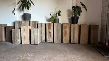Massief houten zuilen. beschikbaar voor biedingen