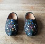 2 Kleine zwarte houten klompjes met Staphorster stipwerk, Antiek en Kunst, Ophalen of Verzenden