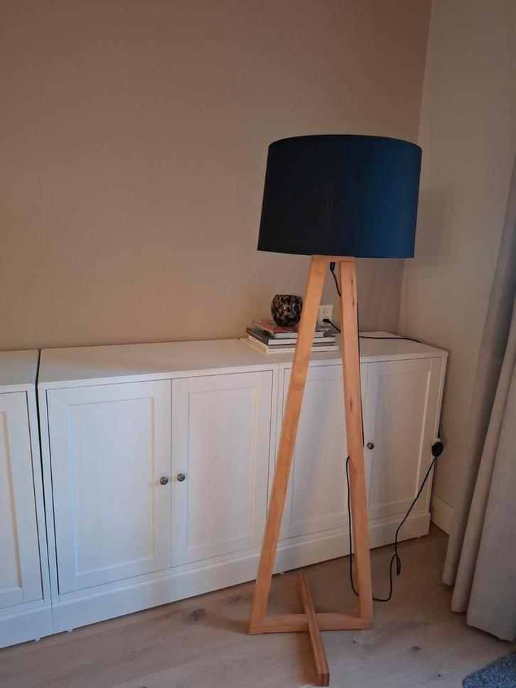 Staande lamp met zwarte kap - 160cm, Huis en Inrichting, Lampen | Vloerlampen, Gebruikt, 150 tot 200 cm, Hout, Ophalen