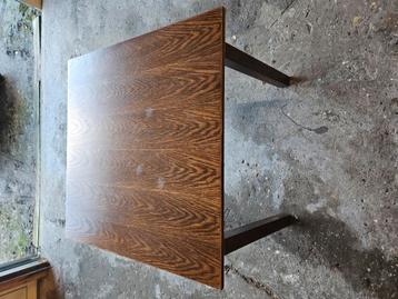 Houten Tafel beschikbaar voor biedingen