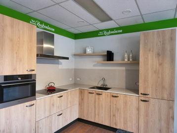 Luxe zeer recente hoekkeuken met minimale gebruikerssporen beschikbaar voor biedingen