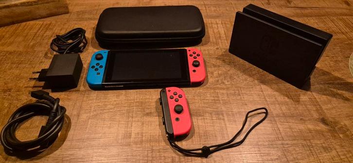 Nintendo Switch - Blauw/Rood Joy-Cons, Spelcomputers en Games, Games | Nintendo Switch, Gebruikt, Avontuur en Actie, 3 spelers of meer