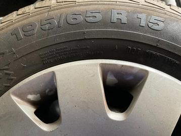 4 Winterbanden 195/65R15 op stalen velgen met VW wieldop  beschikbaar voor biedingen