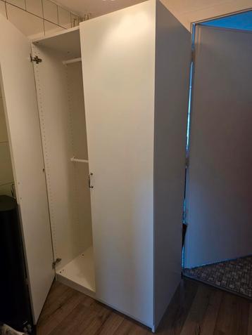 nette kledingkast beschikbaar voor biedingen