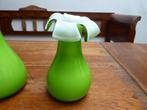 2 aparte opaline vazen, appeltjes groen, Antiek en Kunst, Ophalen of Verzenden
