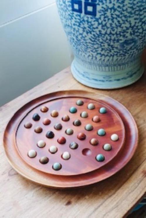 Solitaire bordspel op tropisch hout met marmeren knikkers, Hobby en Vrije tijd, Gezelschapsspellen | Bordspellen, Gebruikt, Een of twee spelers