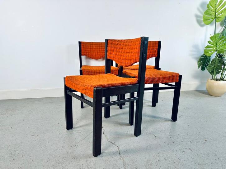Vintage set stoelen 4 jaren 50/60/70 Oranje brutalistisch, Huis en Inrichting, Stoelen, Gebruikt, Vier, Hout, Stof, Overige kleuren