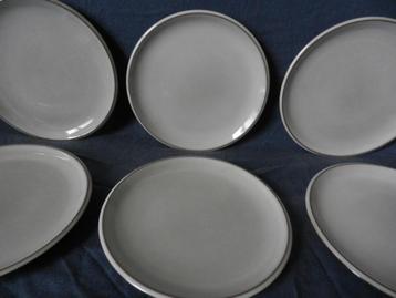 Zes gebaksbordjes/ schoteltjes Fris Edam ivoorgrijs d.14 cm. beschikbaar voor biedingen