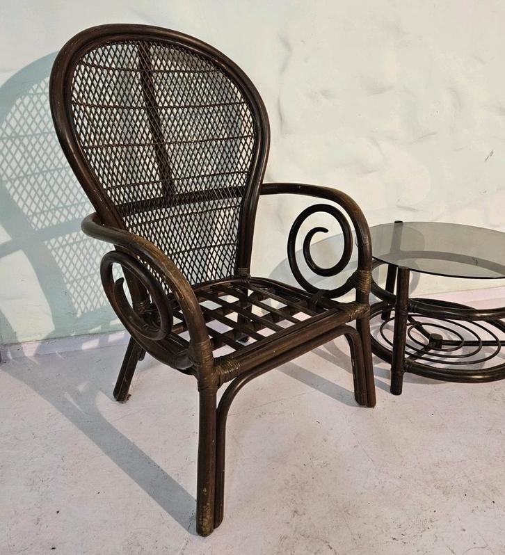 Vintage bamboe fauteuil met bijpassend bijzettafeltje, Verzamelen, Speldjes, Pins en Buttons, Gebruikt, Overige onderwerpen, Ophalen of Verzenden