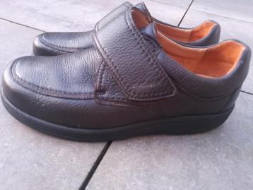 Schoenen met klittenbandsluiting beschikbaar voor biedingen