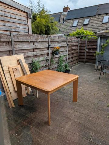 Zeer stevige eettafel  beschikbaar voor biedingen