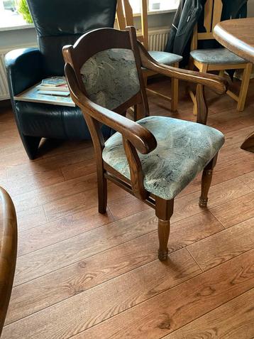 Houten stoel met armleuningen beschikbaar voor biedingen