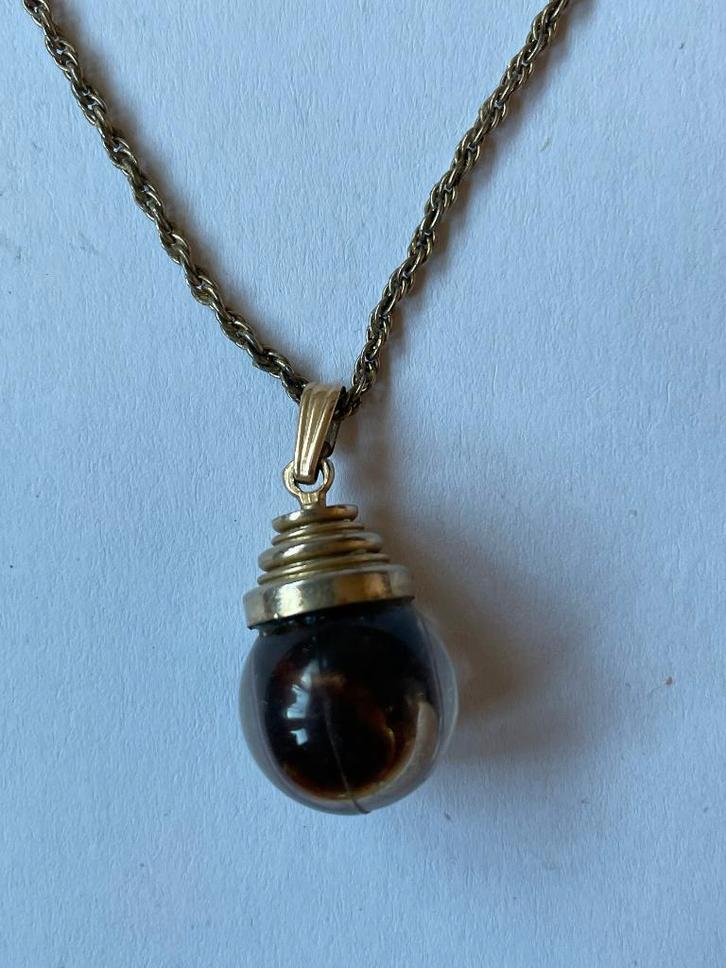 Bruine glas hanger aan goudkleurige ketting, Sieraden, Tassen en Uiterlijk, Kettingen, Zo goed als nieuw, Overige materialen, Bruin