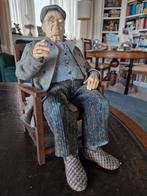 Karakterpop van Bets van Boxel – Oude man in stoel (25 cm), Ophalen of Verzenden, Gebruikt, Pop