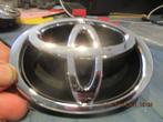 Embleem voorbumper toyota corolla E 12 HB, Voor, Nieuw, Ophalen of Verzenden, Toyota